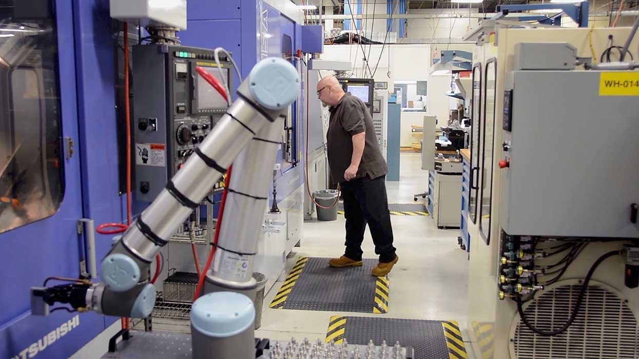 关灯工厂里的协作型机器人：真人要休息。协作则不用。