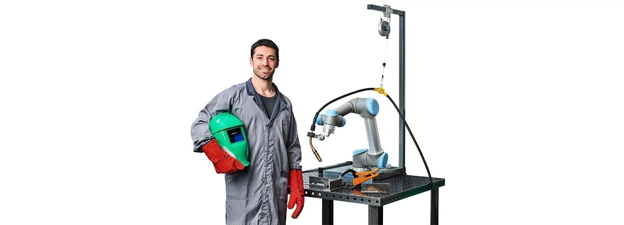 轻巧的协作型机器人处理繁重的工作，就算是焊接也轻松解决